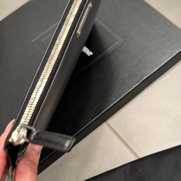 Saint Laurent Sleek Black envelope clutch - Picture 3 of 16